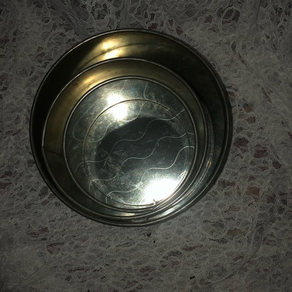 A set of three fruitcake/ wedding cake baking pans. Non removable bottoms - Picture 8 of 13